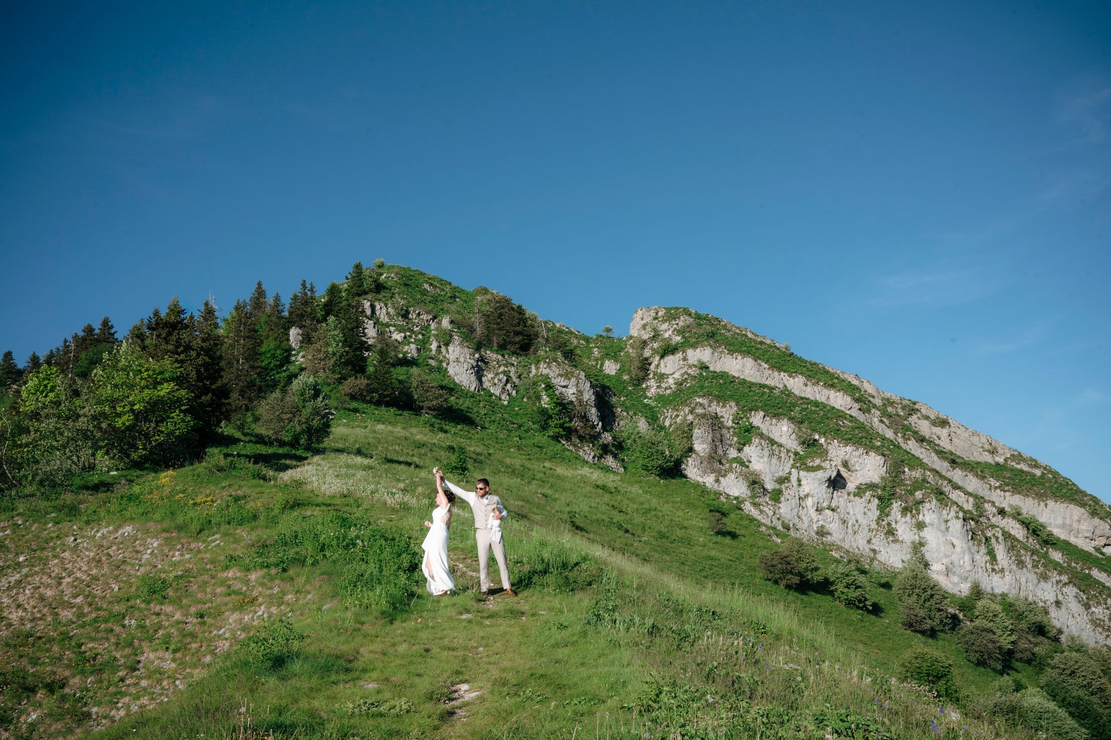 Couple dansant au milieu des montagnes de Chartreuse